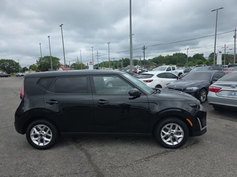 Used 2024 Kia Soul LX w/ Option Group 015 FWD image 3