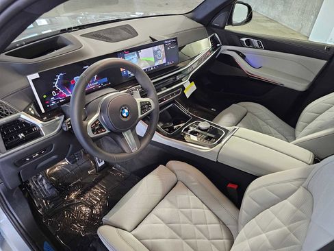 New 2026 BMW X5 xDrive40i w/ M Sport Package AWD/4WD image 2