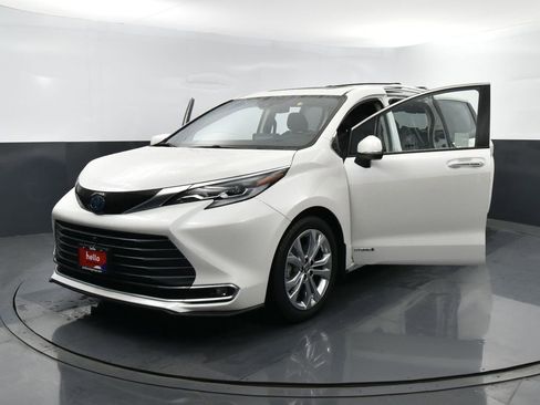 Used 2021 Toyota Sienna Platinum image 38