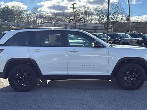 Certified 2024 Jeep Grand Cherokee Altitude image 3