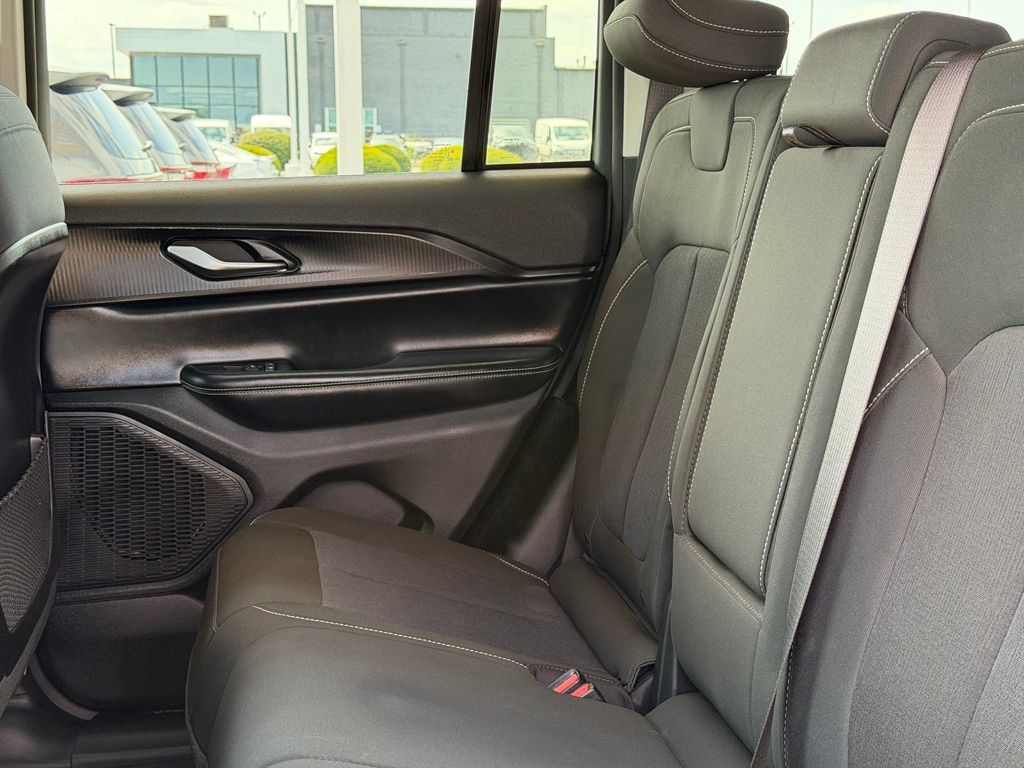 Used 2023 Jeep Grand Cherokee Laredo AWD/4WD image 26