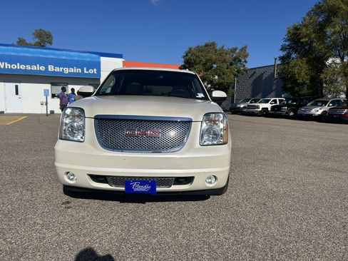 Used 2013 GMC Yukon XL Denali image 3
