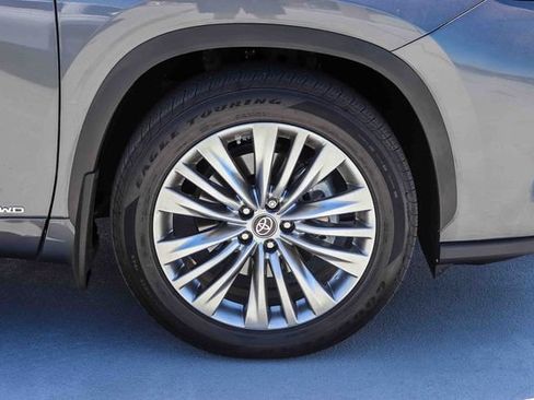 Used 2024 Toyota Highlander Platinum AWD/4WD image 10