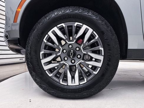 Used 2025 Chevrolet Suburban Z71 image 31