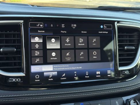 Used 2024 Chrysler Pacifica Select image 18