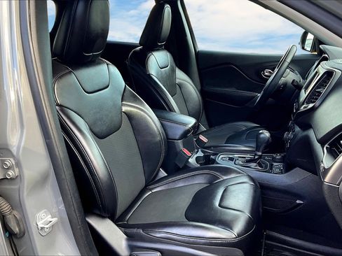 Used 2019 Jeep Cherokee Latitude Plus w/ Cold Weather Group image 21