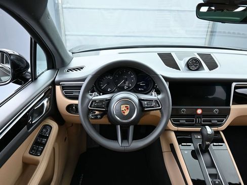 Certified 2026 Porsche Macan AWD/4WD image 18