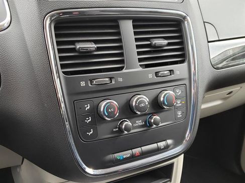 Used 2018 Dodge Grand Caravan SE w/ UConnect Hands-Free Group image 23