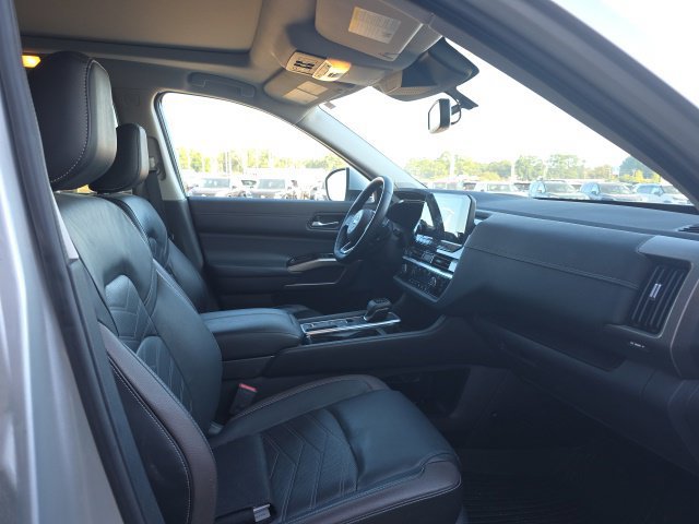 Used 2022 Nissan Pathfinder Platinum w/ Lighting Package (N92) FWD image 7