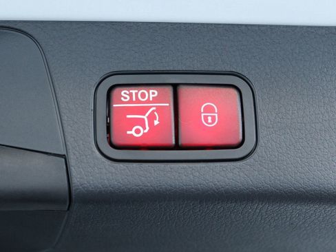 New 2025 Mercedes-Benz GLB 250 image 17