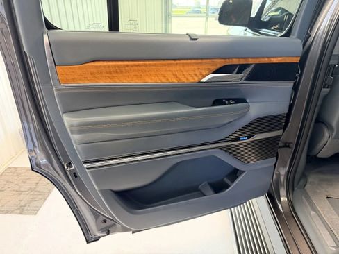 Used 2022 Jeep Grand Wagoneer Series II w/ Convenience Group III AWD/4WD image 13