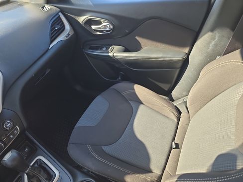 Used 2016 Jeep Cherokee Latitude w/ Cold Weather Group image 17