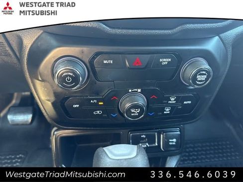 Used 2019 Jeep Renegade Latitude FWD image 12