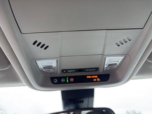 Used 2024 GMC Terrain SLE image 22