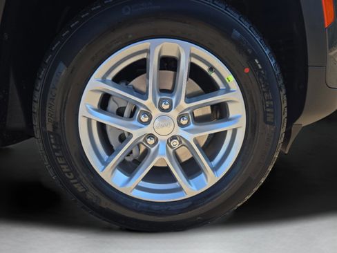 New 2025 Jeep Grand Cherokee Laredo image 28