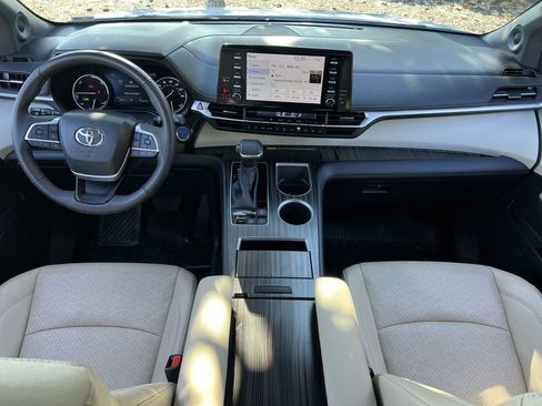 Used 2024 Toyota Sienna Limited image 21