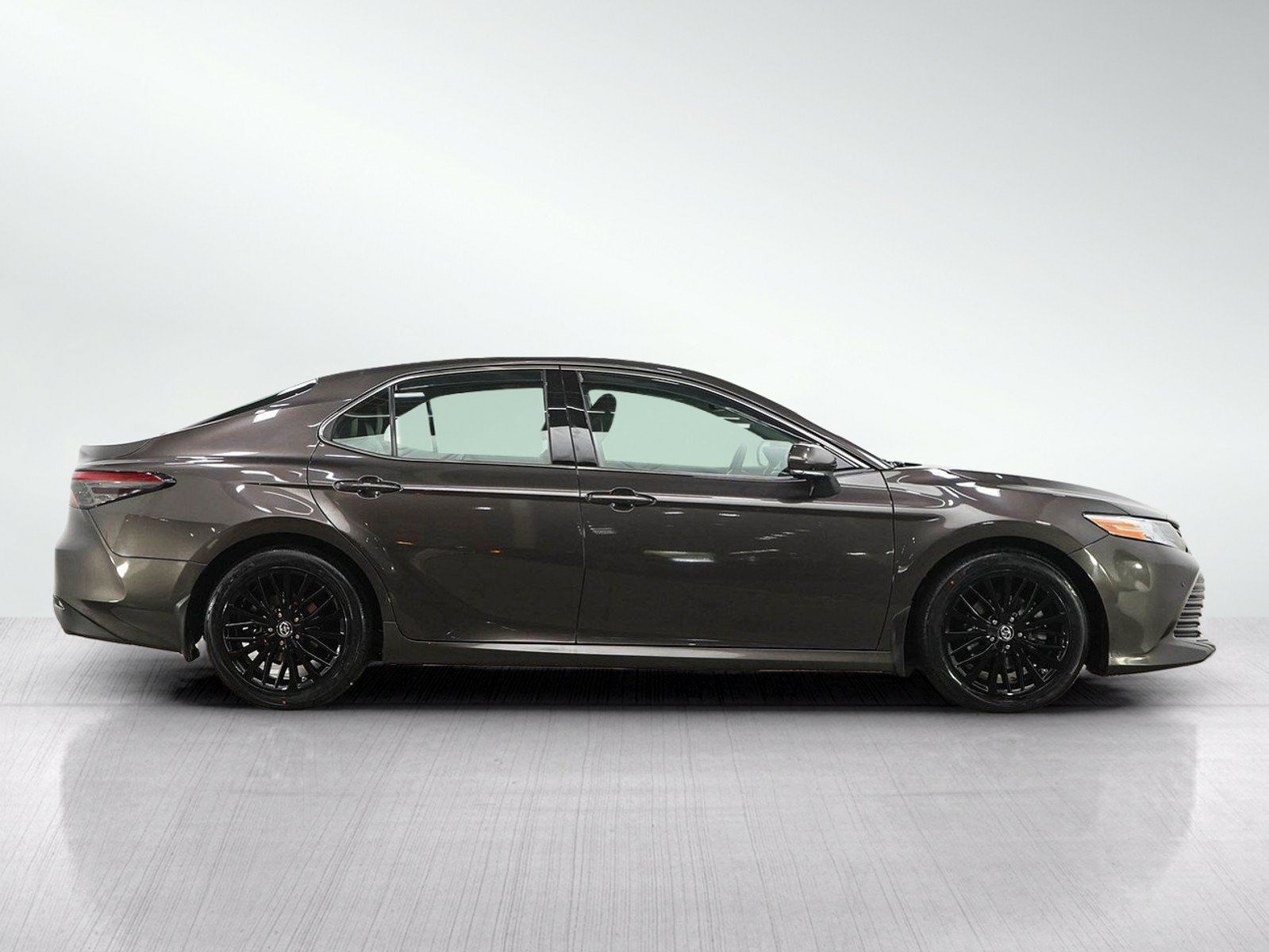 Used 2018 Toyota Camry XLE FWD image 6