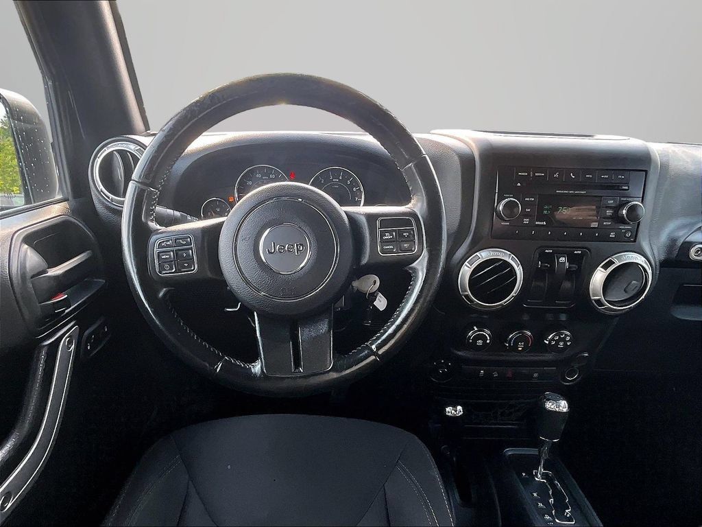 Used 2017 Jeep Wrangler Sahara w/ Connectivity Group AWD/4WD image 6