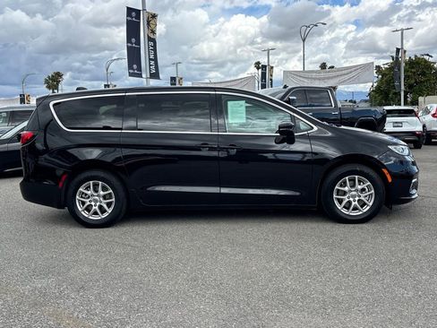 Used 2024 Chrysler Pacifica Touring-L FWD image 3