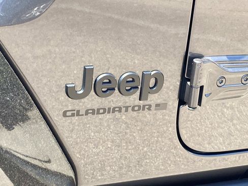 Used 2025 Jeep Gladiator Overland AWD/4WD image 12