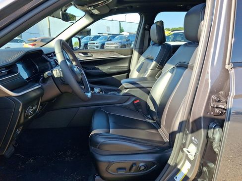 Used 2025 Jeep Grand Cherokee Limited w/ Black Appearance Package AWD/4WD image 25