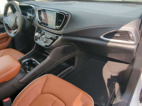 Used 2024 Chrysler Pacifica Pinnacle FWD image 28