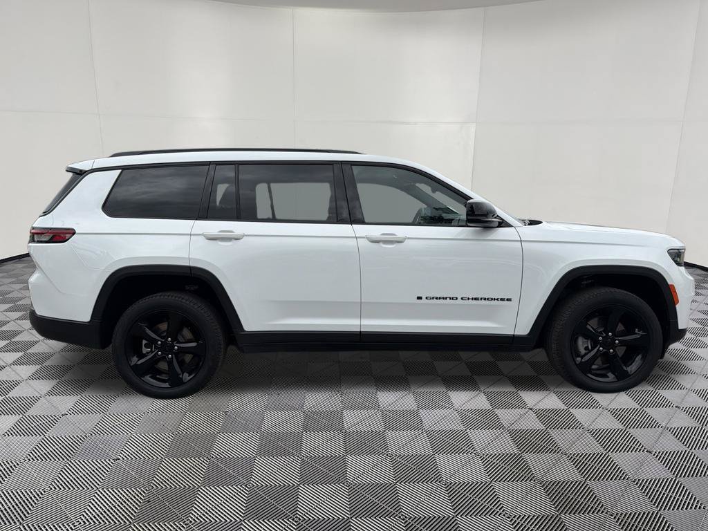 Used 2025 Jeep Grand Cherokee L Limited w/ Black Appearance Package AWD/4WD image 8