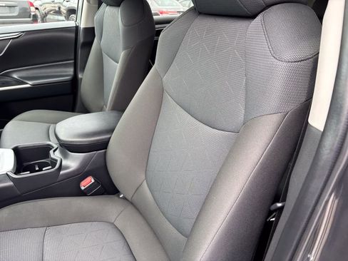 Used 2025 Toyota RAV4 XLE FWD image 19
