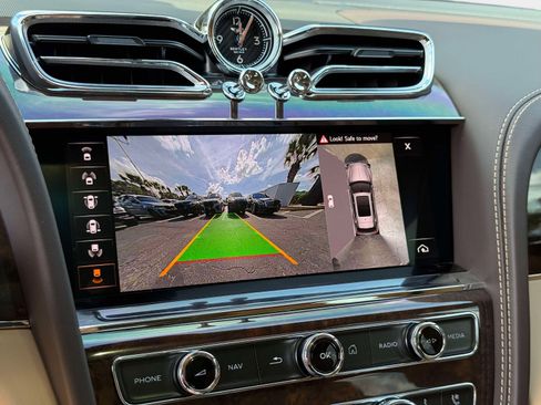 Used 2022 Bentley Bentayga image 50