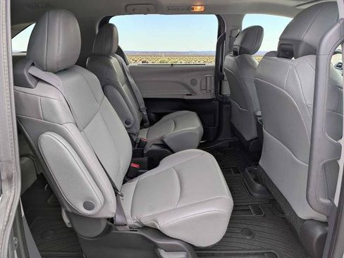 Used 2022 Toyota Sienna XLE AWD/4WD image 18
