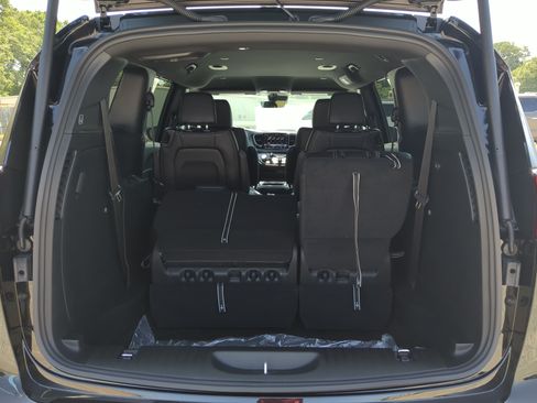 New 2027 Chrysler Pacifica LX FWD image 11