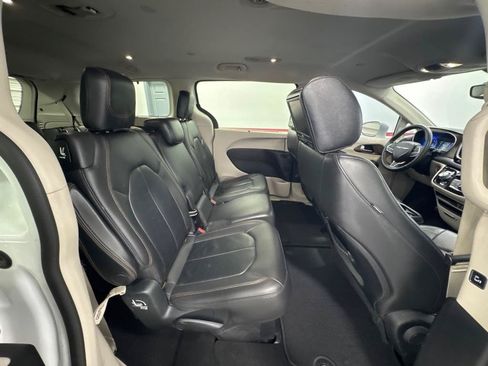 Used 2017 Chrysler Pacifica Touring-L w/ Tire & Wheel Group FWD image 13