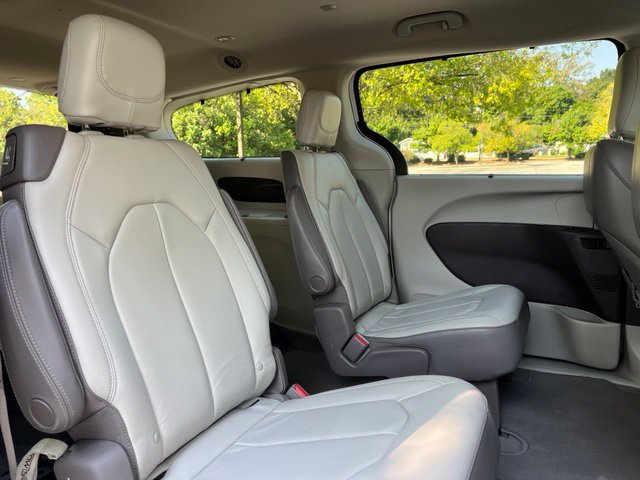 Used 2017 Chrysler Pacifica Touring-L w/ Tire & Wheel Group FWD image 19