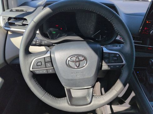 Used 2021 Toyota Sienna XLE image 14
