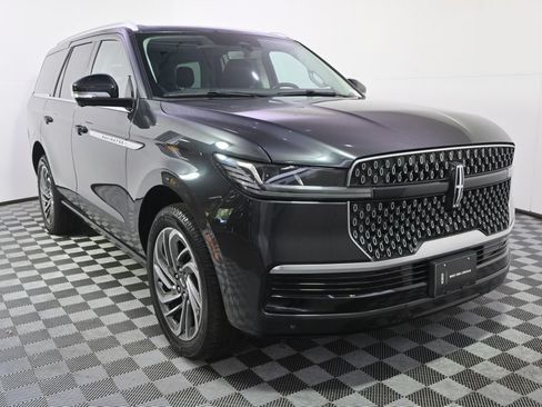 Used 2025 Lincoln Navigator Reserve AWD/4WD image 9