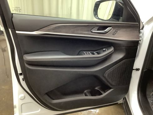 Used 2023 Jeep Grand Cherokee L Limited image 12