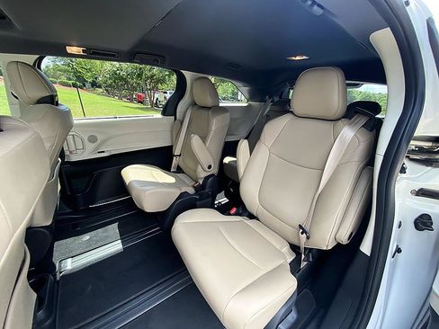 Certified 2021 Toyota Sienna XLE FWD image 10