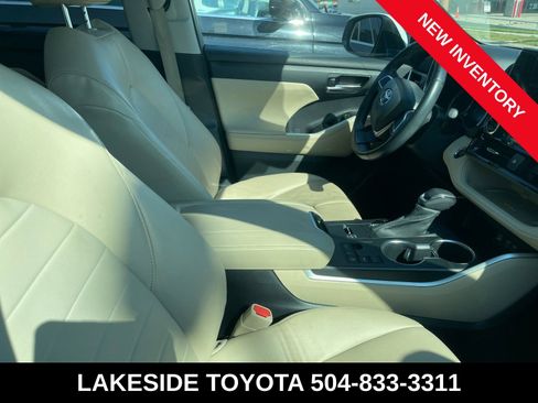 Used 2023 Toyota Highlander XLE image 9