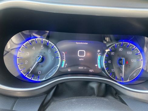Used 2023 Chrysler Pacifica Touring-L FWD image 24