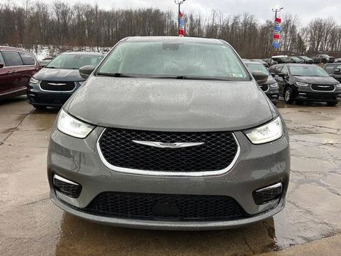 Certified 2022 Chrysler Pacifica Touring-L image 3