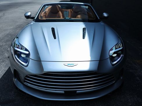 Used 2024 Aston Martin DB12 Convertible image 11