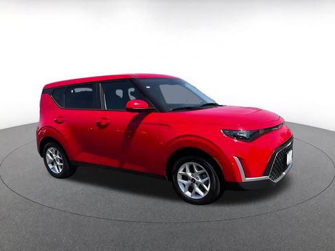 Used 2025 Kia Soul LX w/ LX Technology Package FWD image 2