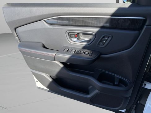 Certified 2025 Honda Pilot Black Edition image 18