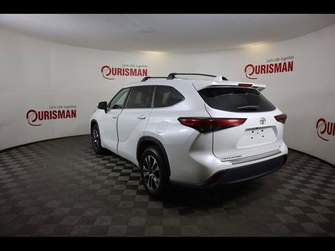 Used 2023 Toyota Highlander XLE image 8