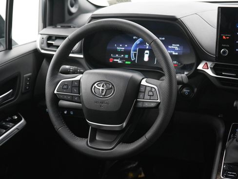 Used 2025 Toyota Sienna Limited AWD/4WD image 15
