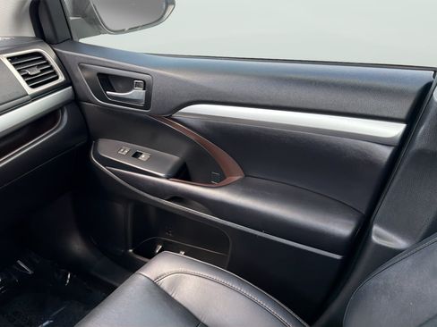 Used 2019 Toyota Highlander XLE AWD/4WD image 17