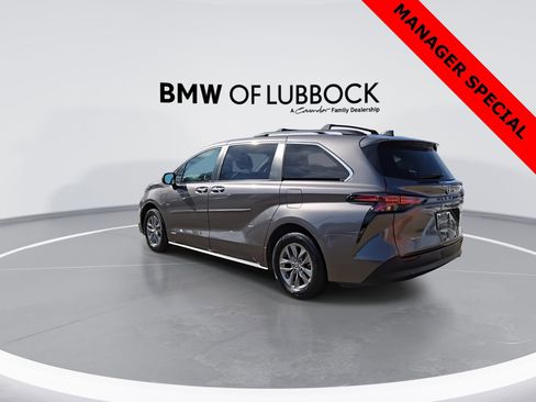 Used 2021 Toyota Sienna XLE image 6
