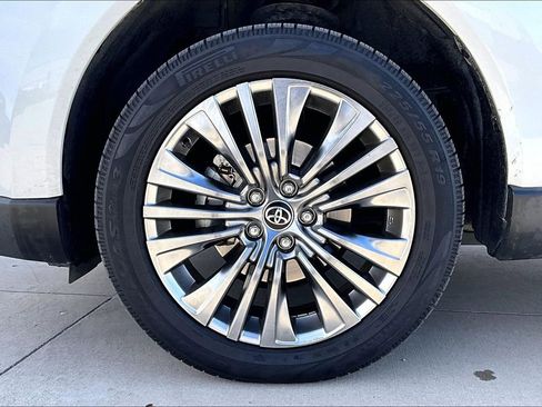 Used 2024 Toyota Venza XLE image 12