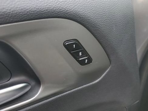 Certified 2025 Chrysler Pacifica Select image 5