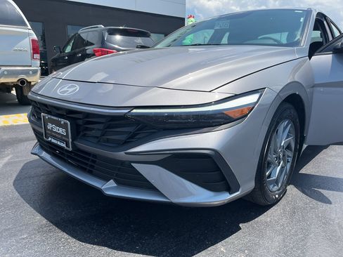 Used 2025 Hyundai Elantra Hybrid FWD image 56